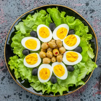 SALADA VERDE COM OVOS DE CODORNA E TOMATES-CEREJA